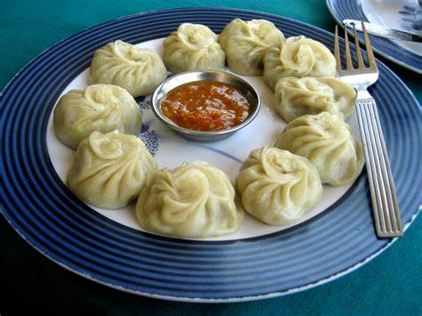 CHICKEN MOMO (8 PIECES)